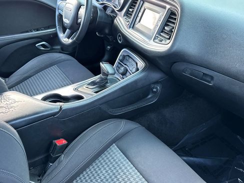 Used 2015 Dodge Challenger SXT image 31