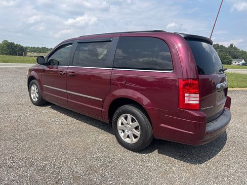 Used 2009 Chrysler Town & Country Touring FWD image 7
