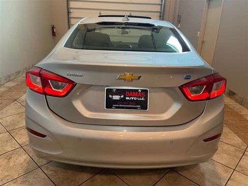 Used 2017 Chevrolet Cruze LT image 9