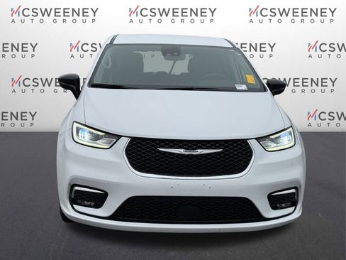 Used 2024 Chrysler Pacifica Touring-L image 8