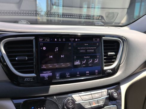 Used 2023 Chrysler Pacifica Touring-L FWD image 16