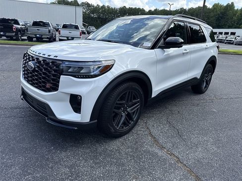 Used 2025 Ford Explorer ST image 3