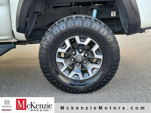 Used 2021 Toyota Tacoma TRD Off-Road w/ TRD Premium Off Road Package AWD/4WD image 32