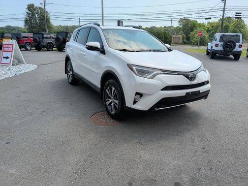 Used 2017 Toyota RAV4 XLE w/ Carpet Mat Package AWD/4WD image 10