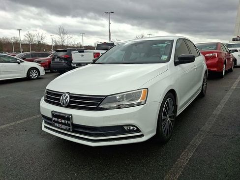 Used 2016 Volkswagen Jetta Sport image 2