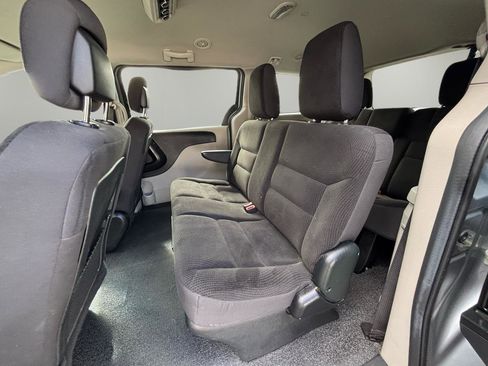 Used 2019 Dodge Grand Caravan SE FWD image 12