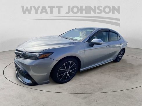 Used 2021 Toyota Camry SE FWD image 2