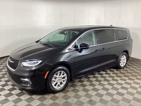 Used 2023 Chrysler Pacifica Touring-L FWD image 5