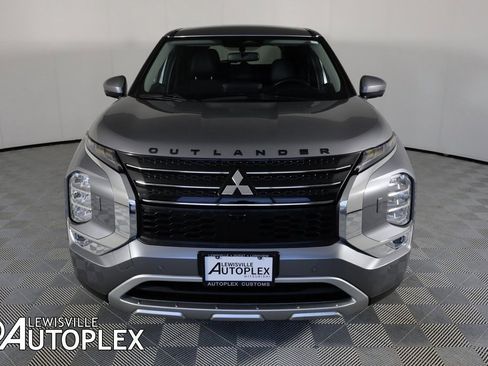 Used 2022 Mitsubishi Outlander SE image 2