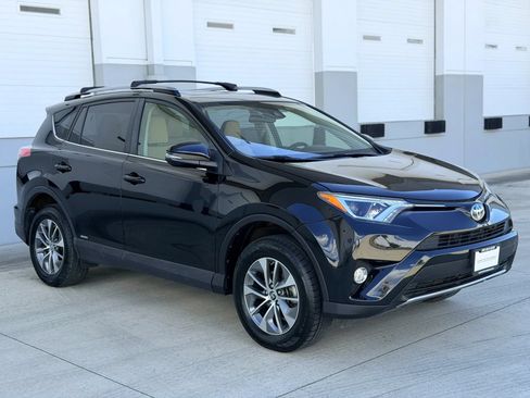 Used 2017 Toyota RAV4 XLE w/ Carpet Mat Package AWD/4WD image 7