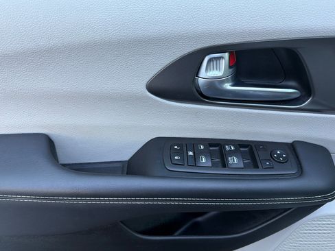 Used 2024 Chrysler Pacifica Touring-L image 10