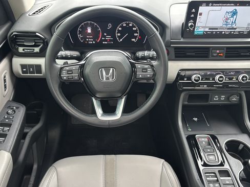 Used 2025 Honda Pilot Touring image 12