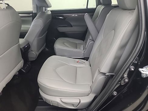 Used 2025 Toyota Highlander Platinum AWD/4WD image 22