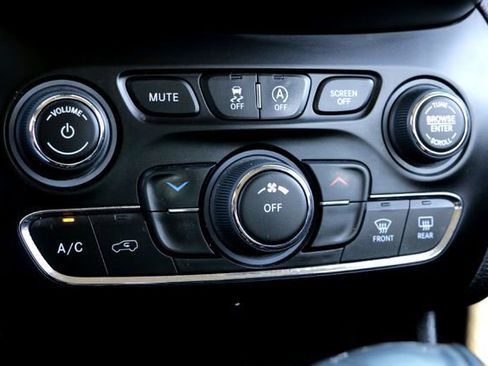 Used 2021 Jeep Cherokee Latitude FWD image 18