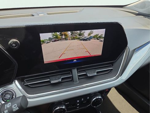 Used 2025 Chevrolet Trax LT FWD image 17