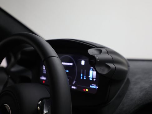 Used 2024 McLaren Artura RWD image 30