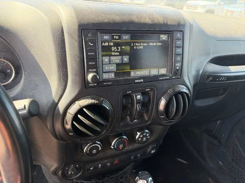 Used 2017 Jeep Wrangler Unlimited Sahara AWD/4WD image 15