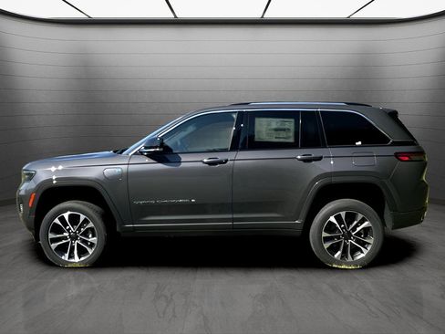 New 2024 Jeep Grand Cherokee Overland w/ Luxury Tech Group IV AWD/4WD image 3