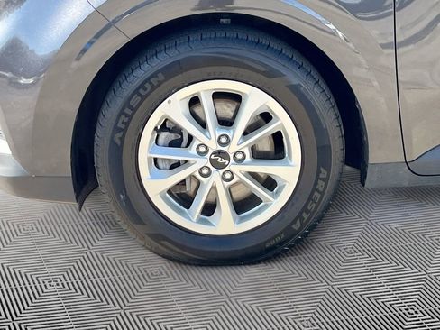 Used 2024 Kia Carnival LX image 30