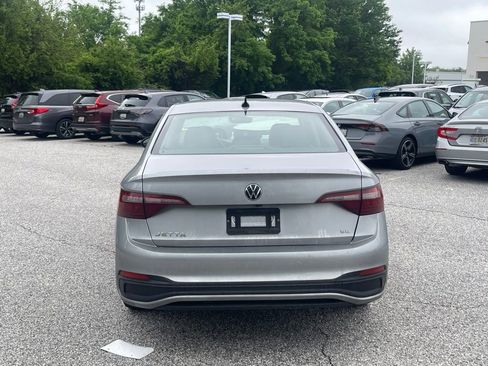 Used 2022 Volkswagen Jetta SE w/ Panoramic Sunroof Package FWD image 6