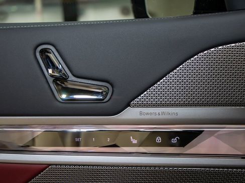 Used 2025 BMW 740i xDrive w/ Premium Package image 14