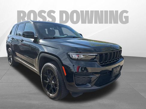 Used 2025 Jeep Grand Cherokee Altitude AWD/4WD image 3