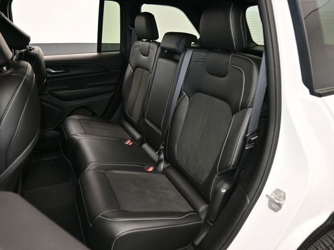 Used 2024 Jeep Grand Cherokee Altitude image 32