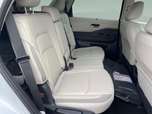New 2025 Nissan Pathfinder SL image 15
