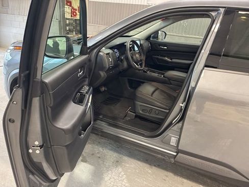 Used 2025 Nissan Pathfinder SL image 9