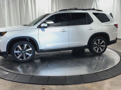 Used 2023 Honda Pilot Touring image 5