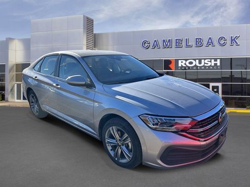 Used 2024 Volkswagen Jetta SE image 3