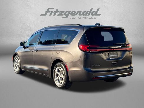 Used 2023 Chrysler Pacifica Limited FWD image 9