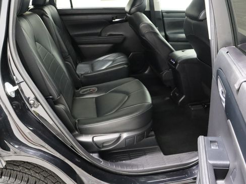 Used 2021 Toyota Highlander XLE image 38