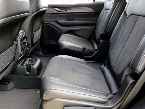 New 2025 Jeep Grand Cherokee L Laredo image 18