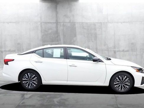 Certified 2025 Nissan Altima 2.5 SV FWD image 5
