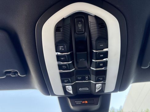 Used 2018 Porsche Macan Sport Edition AWD/4WD image 28