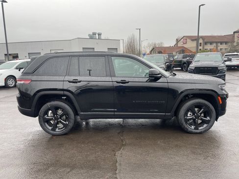 New 2025 Jeep Grand Cherokee Altitude image 7