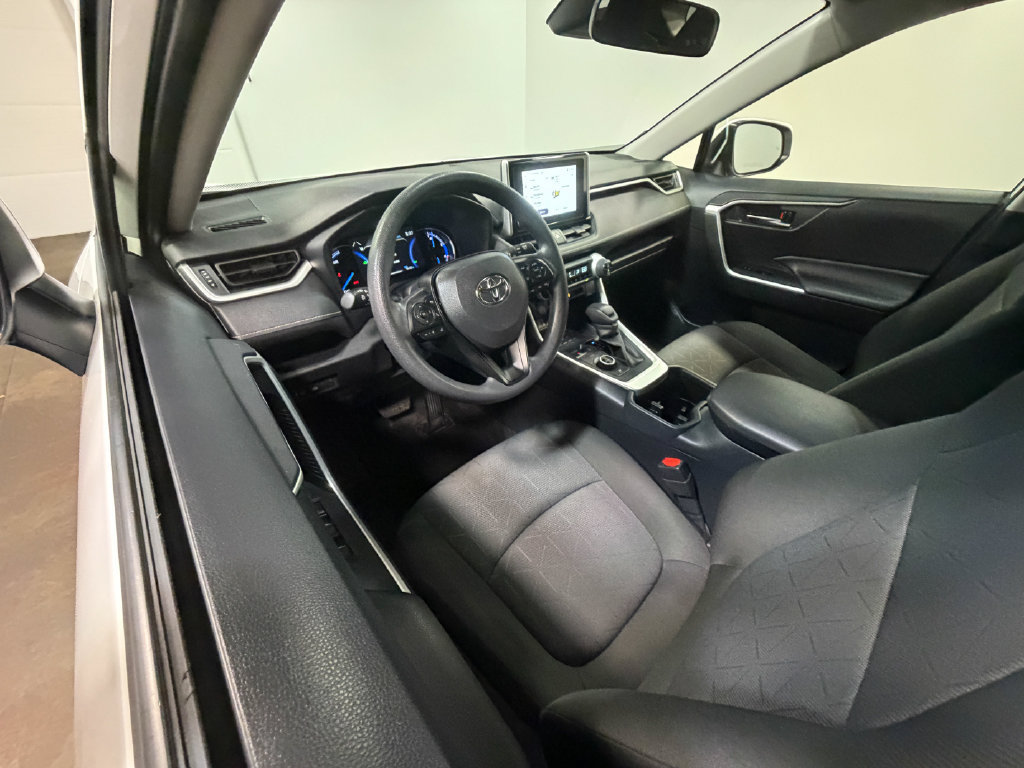 Used 2025 Toyota RAV4 XLE AWD/4WD image 2