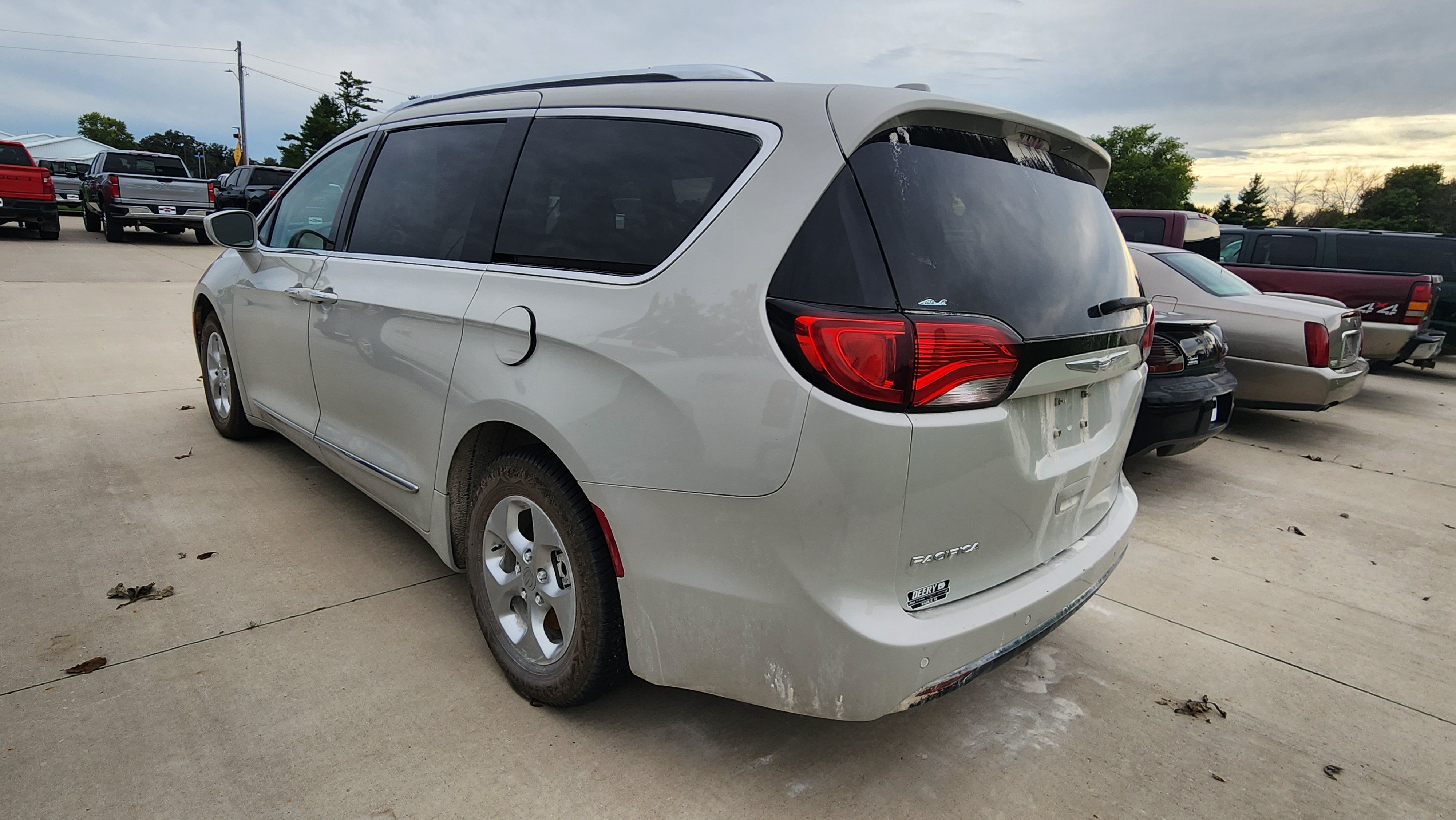 Used 2017 Chrysler Pacifica Touring-L Plus FWD image 5