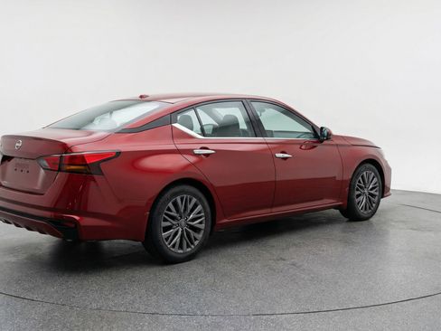 Used 2025 Nissan Altima 2.5 SV FWD image 9