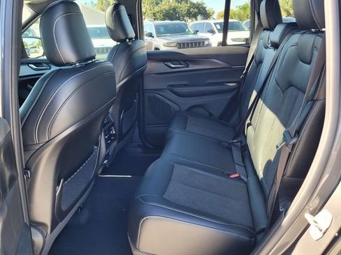 Used 2025 Jeep Grand Cherokee Altitude image 11