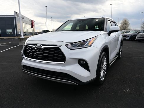 Used 2023 Toyota Highlander Platinum AWD/4WD image 4