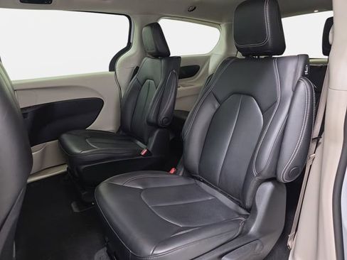 Used 2023 Chrysler Pacifica Touring-L image 13