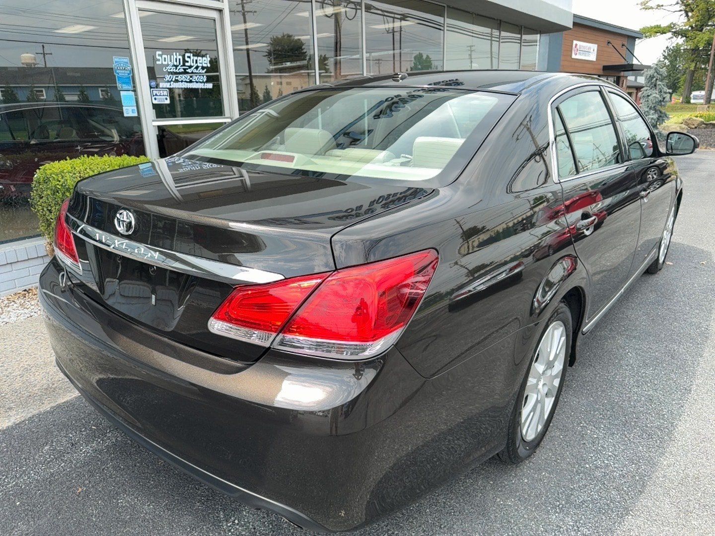 Used 2011 Toyota Avalon FWD image 3