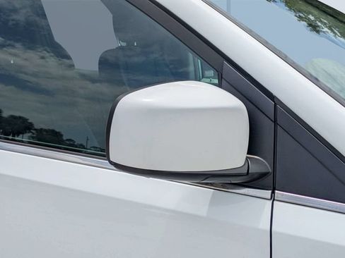 Used 2016 Chrysler Town & Country Touring FWD image 10