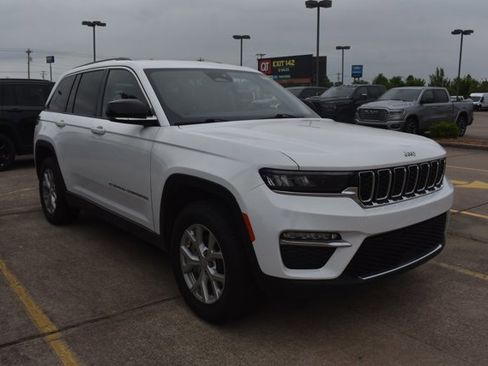 Used 2023 Jeep Grand Cherokee Limited AWD/4WD image 3