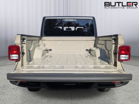Certified 2022 Jeep Gladiator Overland image 14