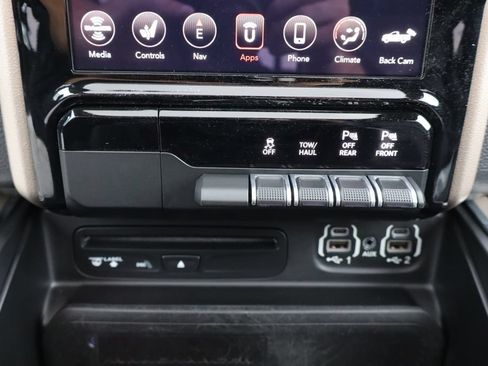 Used 2019 RAM 1500 Laramie AWD/4WD image 15