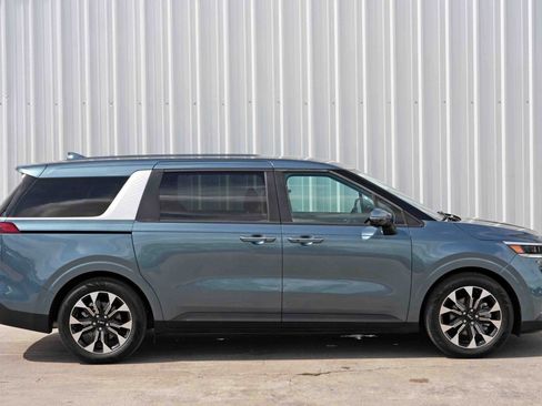 Used 2024 Kia Carnival EX image 42