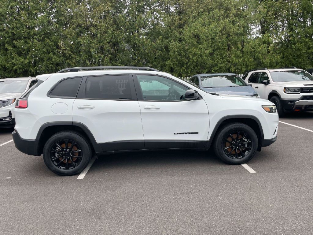 Used 2022 Jeep Cherokee Latitude Plus AWD/4WD image 4